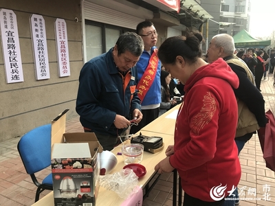 党建引领聚合力 便民服务暖人心——宜昌路社区开展家电维修便民服务直通车活动